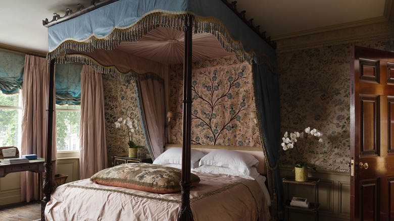 Four poster canopy bed