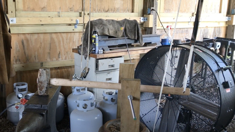 A tension spring is what ensures the hammer in this DIY machine rises and falls rapidly.