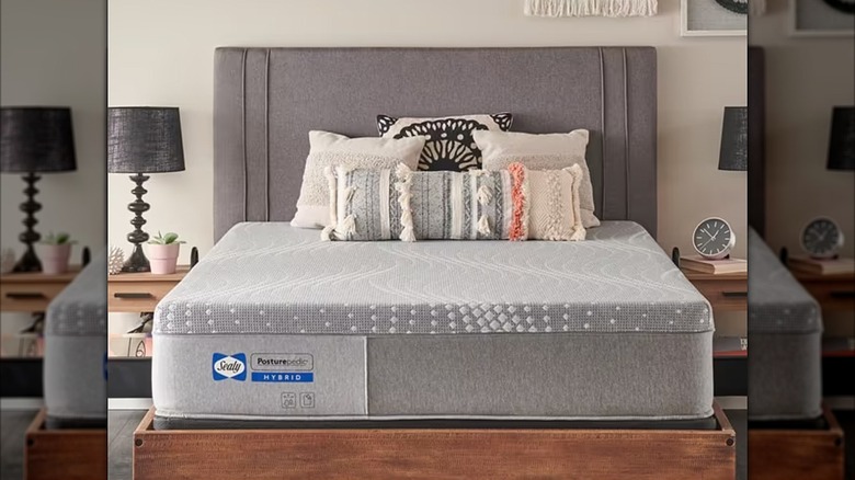 Hybrid mattress on a platform bed in a bedroom