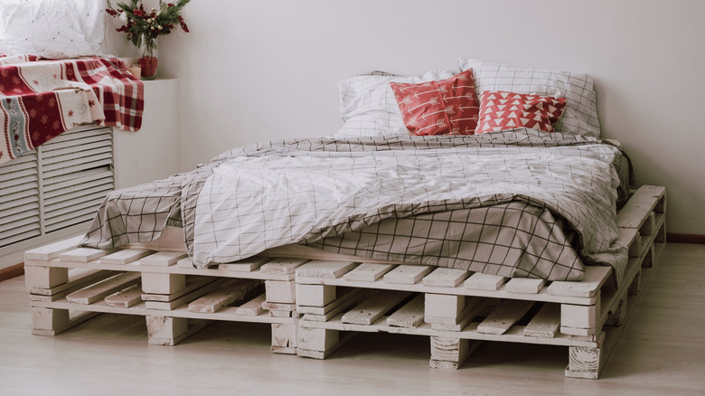 Mattress on top of wooden pallets in a bedroom