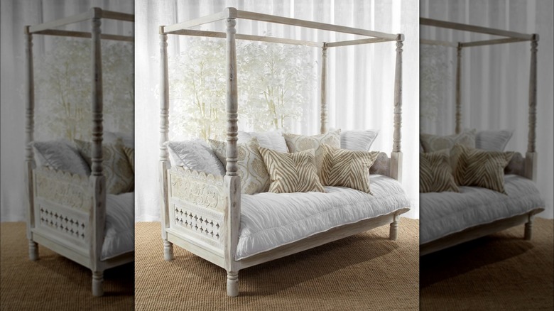 four poster daybed with cushions