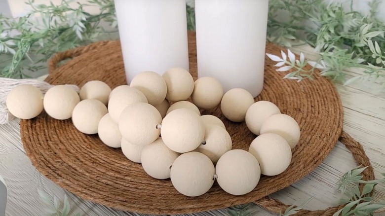 raffia tray with beads