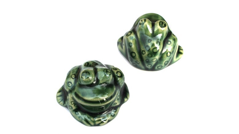 Dark green frog caps
