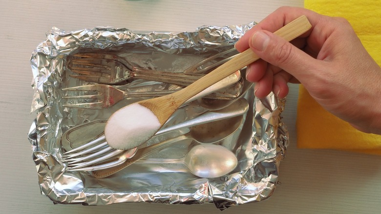 cleaning rusty silverware with powder