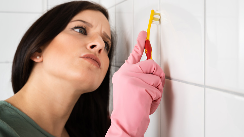 Scrubbing grout lines