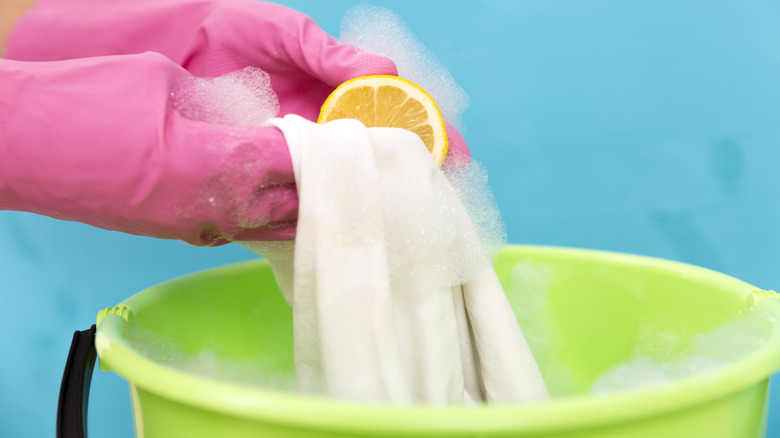 Cleaning laundry with lemon