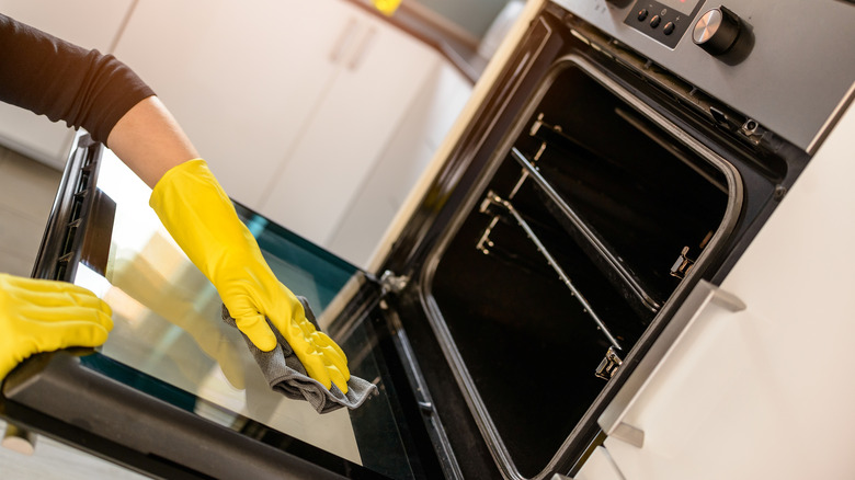 Cleaning the oven door