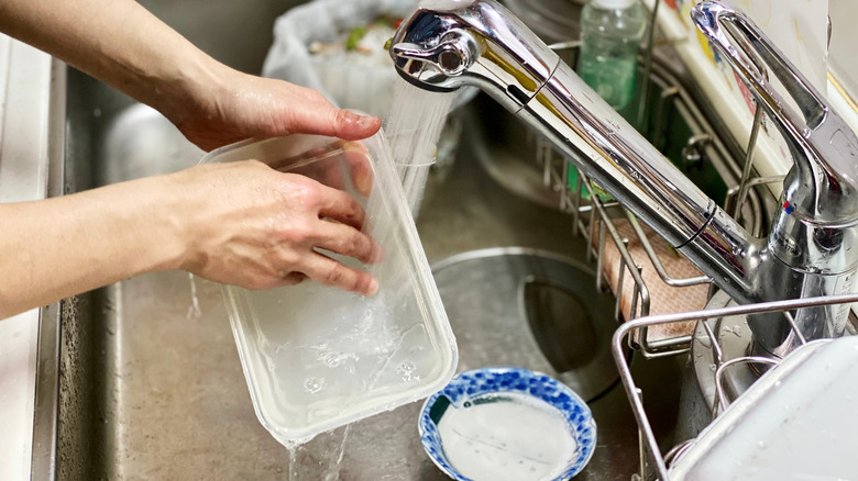 Cleaning plastic dishes