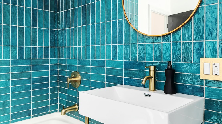 Teal tile bath with tub