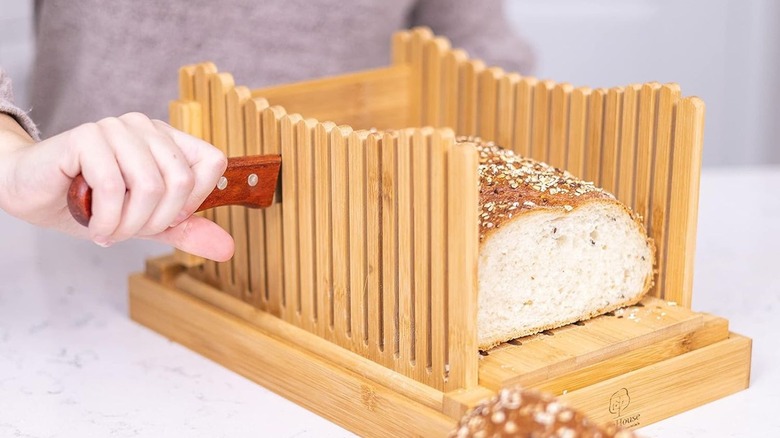 Bamboo bread slicer