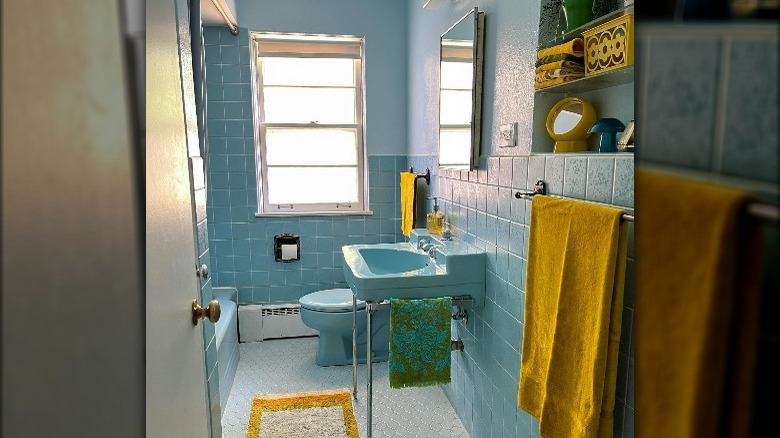 Bleu and yellow bathroom