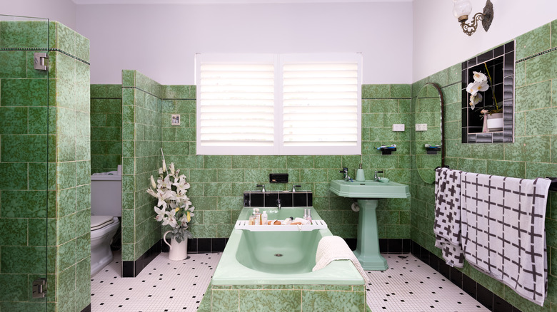 https://www.housedigest.com/img/gallery/15-bathrooms-that-will-take-you-back-to-the-art-nouveau-era/intro-1663677858.jpg