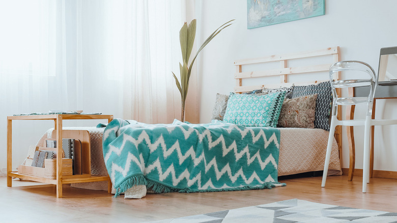 Bed with a zig-zag blanket