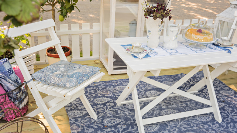 blue rug under patio furniture