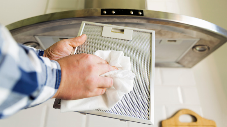 cleaning kitchen fan and filter