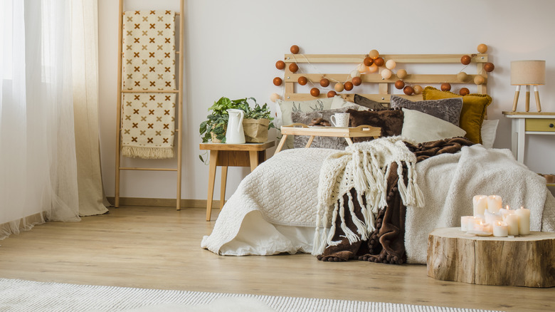 Fall bedding with garland 