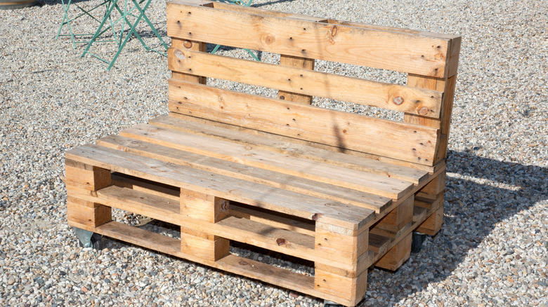 pallet bench outside