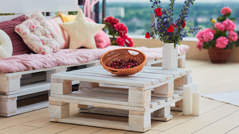 pallet table with pallet couch