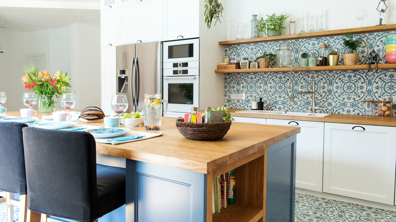 Colorful kitchen with Englsh designs