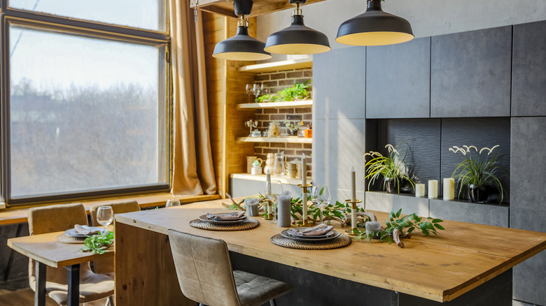 Light fixtures above dining table