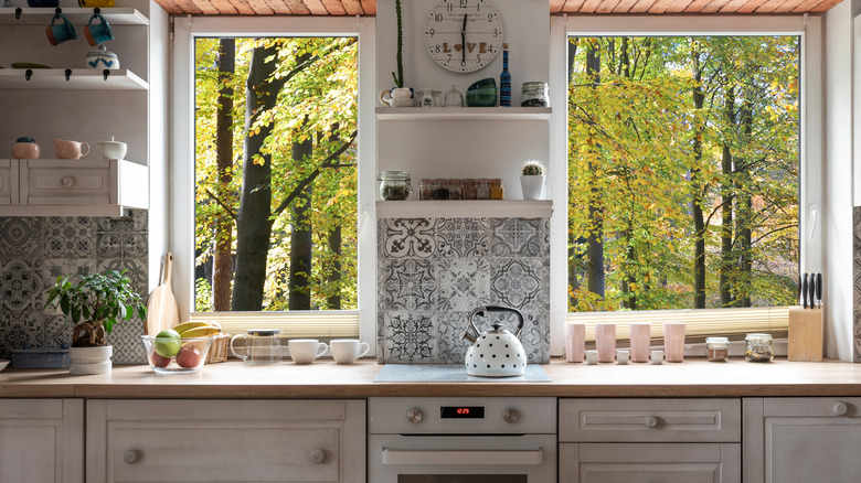 English kitchen mosaic backsplash