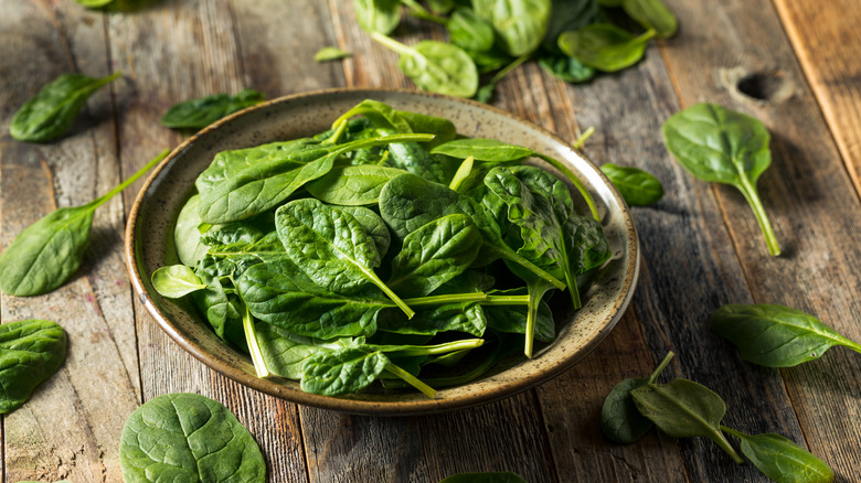 Spinach leaves in bowl