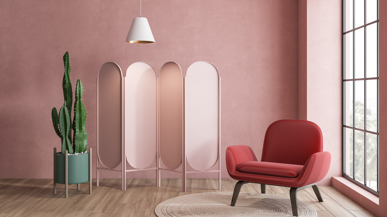 Folding screen in pink apartment