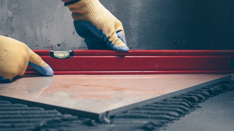 Spirit level on a tile