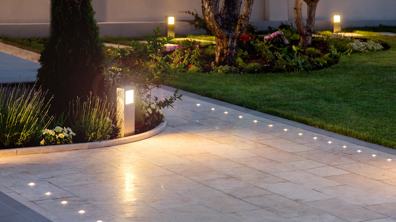 front yard walkway lighting