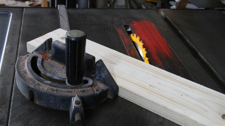 close-up table saw miter gauge