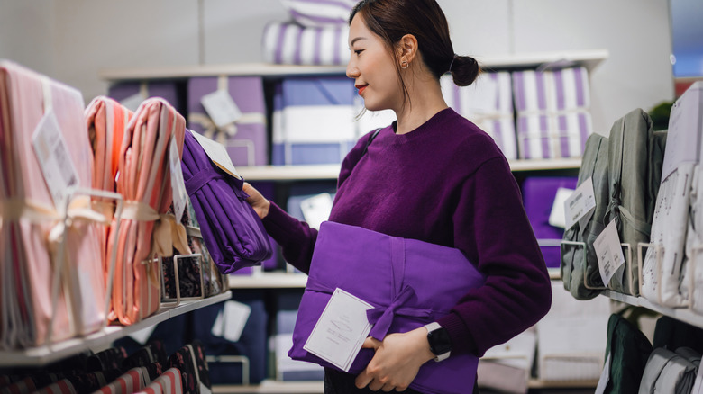 Person buying bed sheets