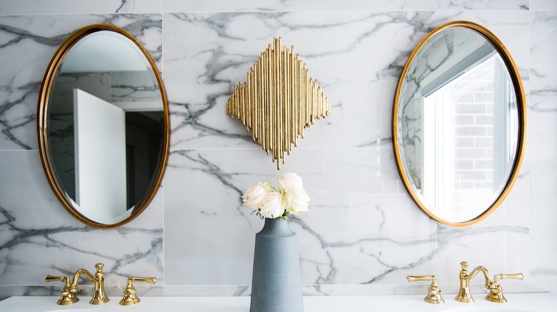 Marble tile bathroom backsplash