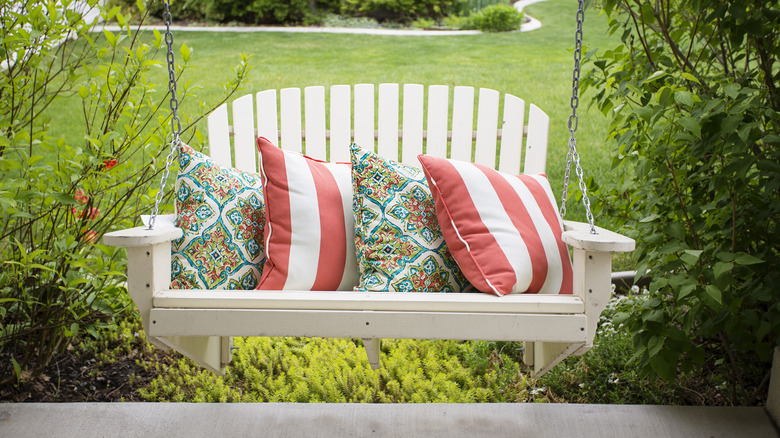 Porch swing with pillows