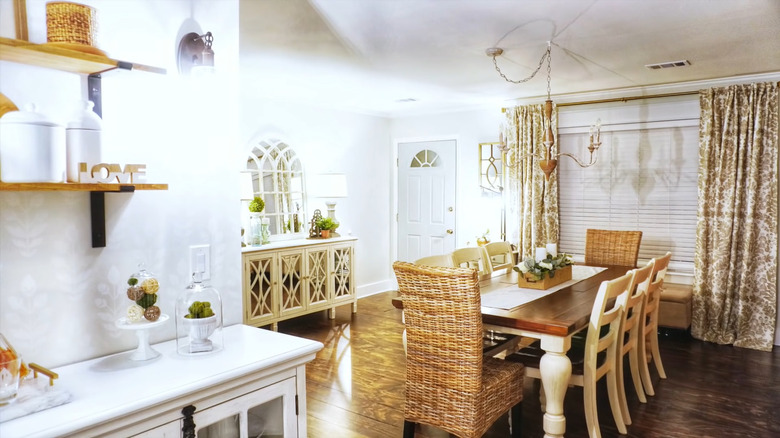 High end cottage dining room