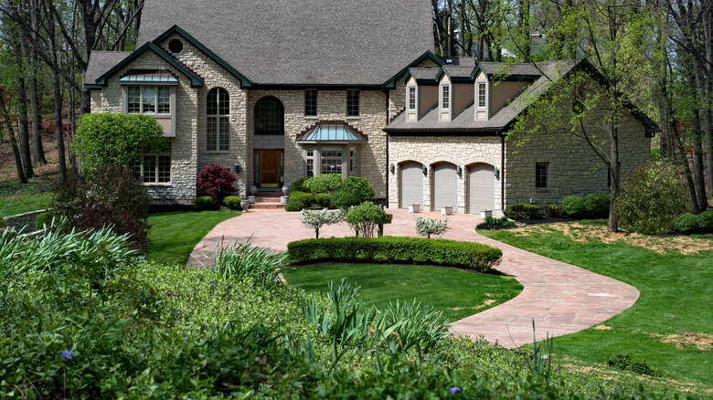 circular driveway