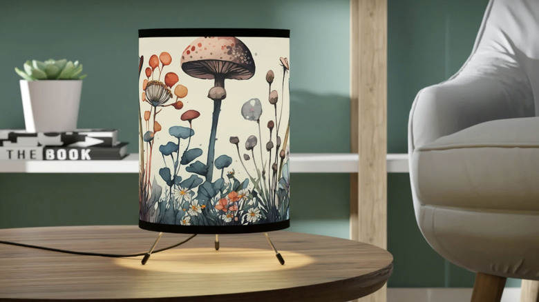 Tripod lamp with mushroom decor