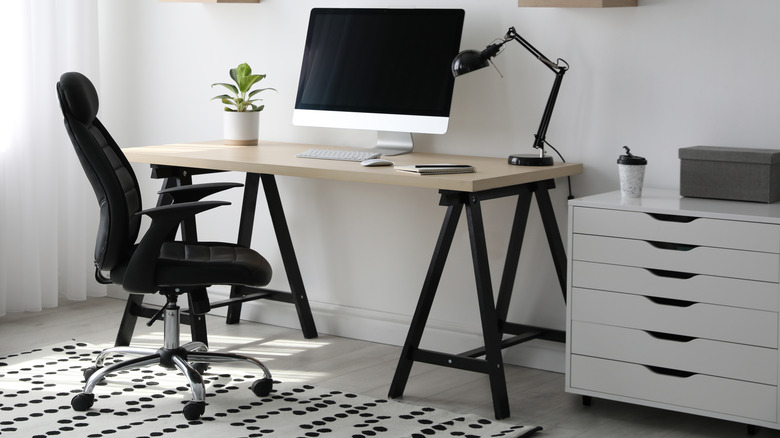 https://www.housedigest.com/img/gallery/15-must-haves-to-update-your-home-office/intro-1668709798.jpg