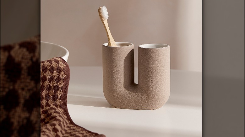 U-shaped toothbrush holder