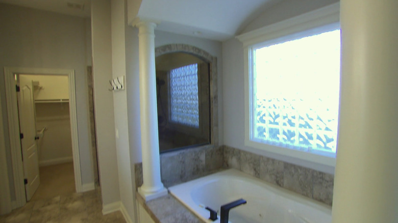 Roman columns in bathroom