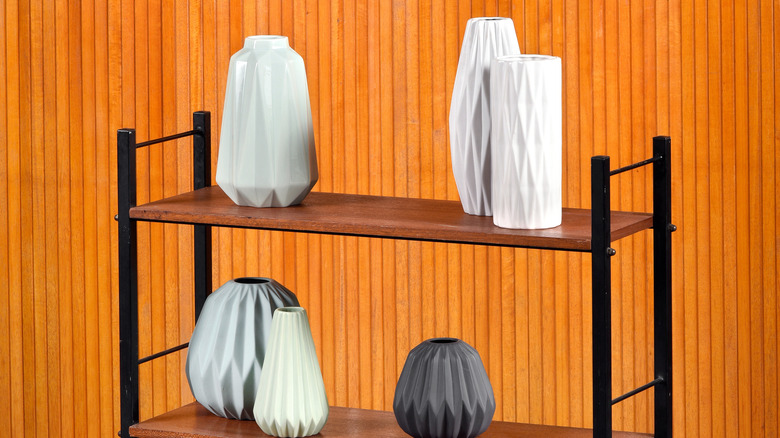 Freestanding shelf with vases