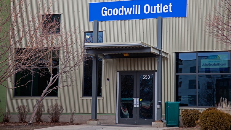 Goodwill Outlet exterior