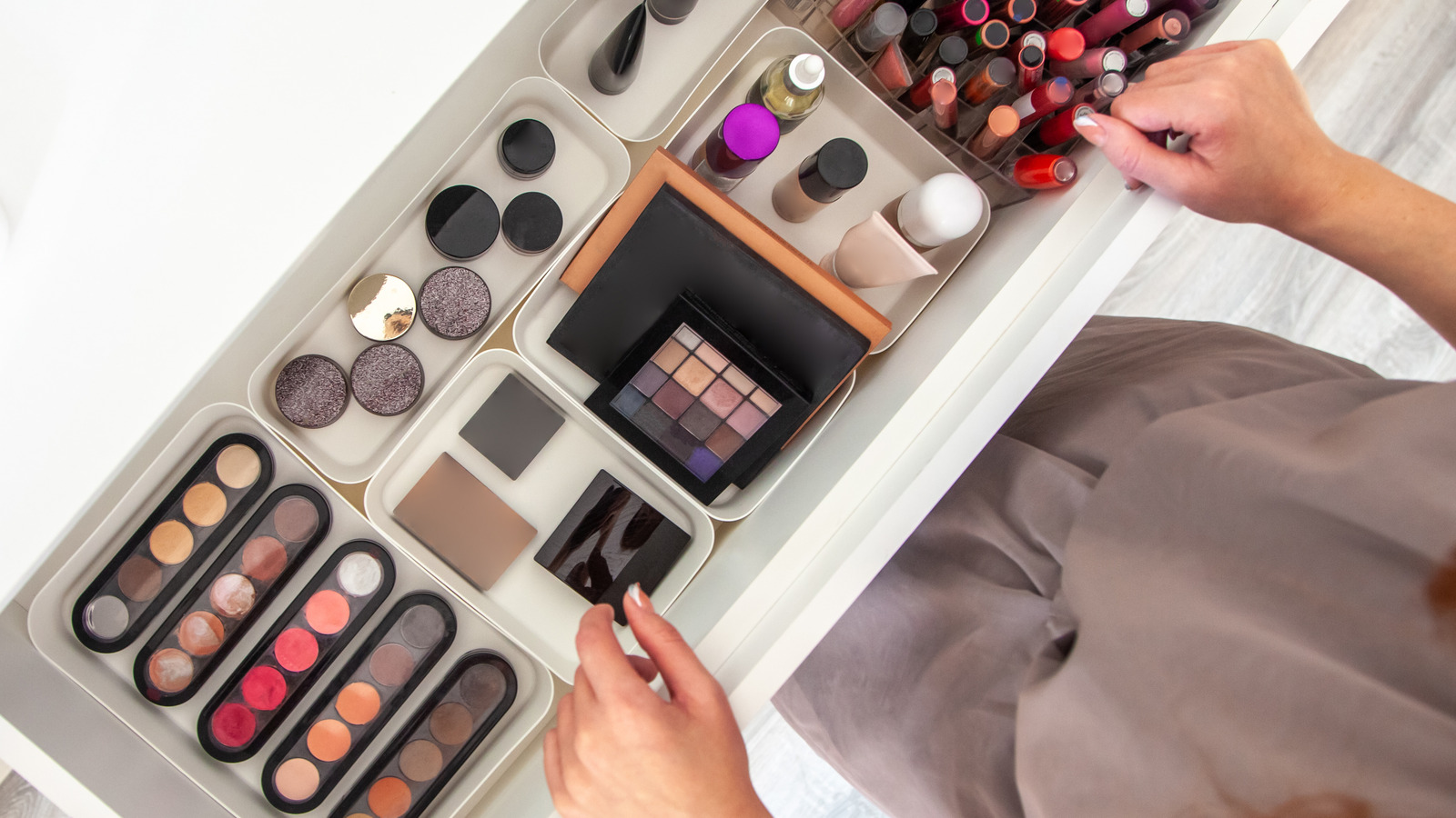 How I Organize My Makeup In My Vanity - The Fancy Things