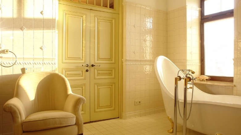 Pale gold yellow bathroom 