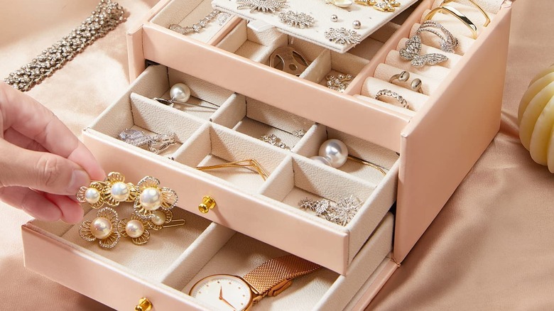 Jewelry organizer with drawers