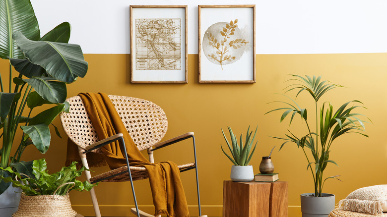 sitting room with plant pictures