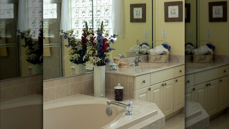 large bathtub in outdated bathroom