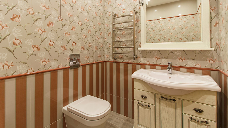 wallpaper in small bathroom