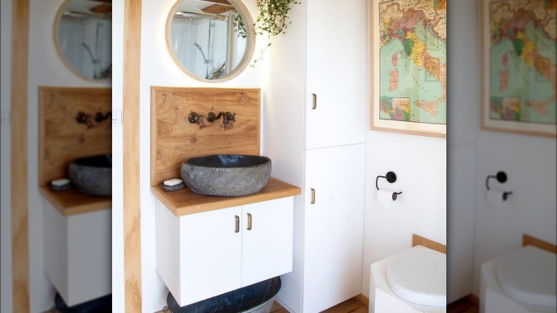 Peaceful tiny bathroom 