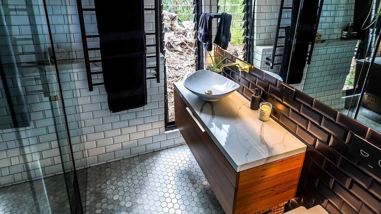 Masculine tiny bathroom 