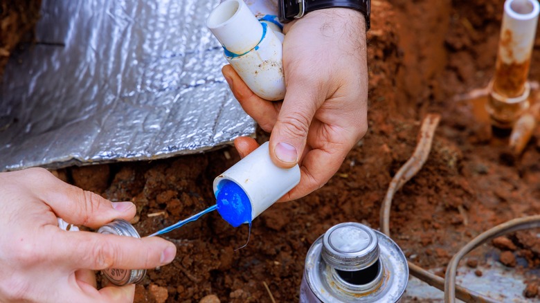 Applying glue to pipe fittings